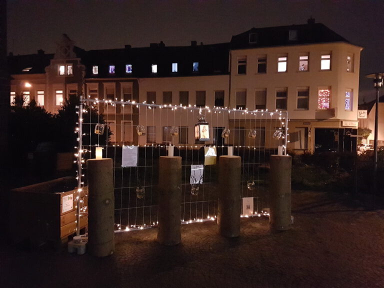 Adventswand des 11uhr30-Teams – von Martin und anderen Lichtgestalten